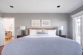 Lighthouse by Avantstay Beachfront View Home w Pool Table Ping Pong