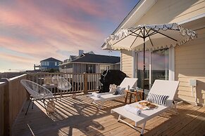 Lighthouse by Avantstay Beachfront View Home w Pool Table Ping Pong