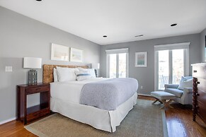 Lighthouse by Avantstay Beachfront View Home w Pool Table Ping Pong