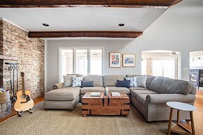 Lighthouse by Avantstay Beachfront View Home w Pool Table Ping Pong