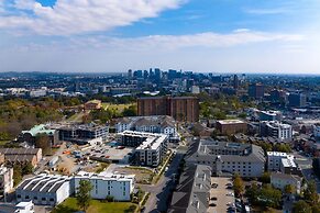 Wonderstruck Walkable Midtown Location at Odyssey Pool BBQ Fitness Roo