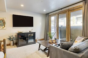 Blue Skies Lakeside Family-friendly Getaway w Hot Tub BBQ