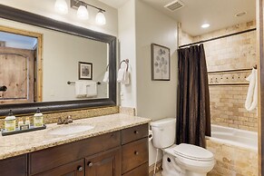 Blue Skies Lakeside Family-friendly Getaway w Hot Tub BBQ