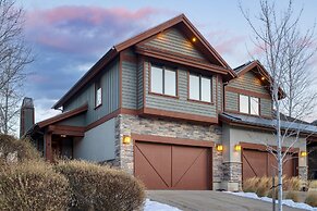 Blue Skies Lakeside Family-friendly Getaway w Hot Tub BBQ