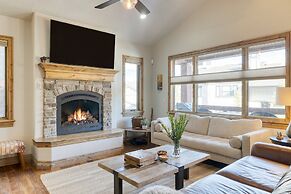 Blue Skies Lakeside Family-friendly Getaway w Hot Tub BBQ