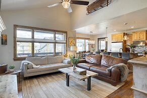 Blue Skies Lakeside Family-friendly Getaway w Hot Tub BBQ