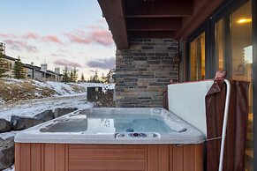 Blue Skies Lakeside Family-friendly Getaway w Hot Tub BBQ