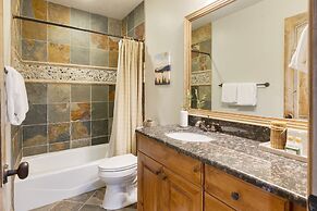 Blue Skies Lakeside Family-friendly Getaway w Hot Tub BBQ