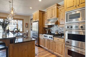 Blue Skies Lakeside Family-friendly Getaway w Hot Tub BBQ