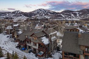 Blue Skies Lakeside Family-friendly Getaway w Hot Tub BBQ