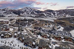 Blue Skies Lakeside Family-friendly Getaway w Hot Tub BBQ