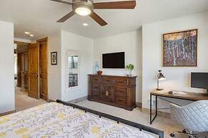 Blue Skies Lakeside Family-friendly Getaway w Hot Tub BBQ