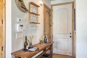 Blue Skies Lakeside Family-friendly Getaway w Hot Tub BBQ