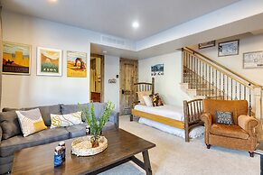 Blue Skies Lakeside Family-friendly Getaway w Hot Tub BBQ