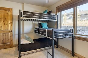 Blue Skies Lakeside Family-friendly Getaway w Hot Tub BBQ