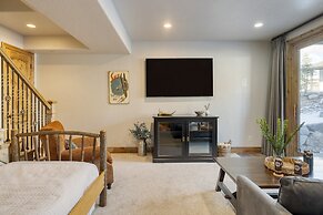 Blue Skies Lakeside Family-friendly Getaway w Hot Tub BBQ