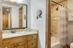 Blue Skies Lakeside Family-friendly Getaway w Hot Tub BBQ