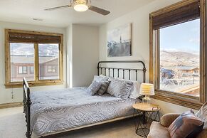 Blue Skies Lakeside Family-friendly Getaway w Hot Tub BBQ