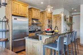 Blue Skies Lakeside Family-friendly Getaway w Hot Tub BBQ