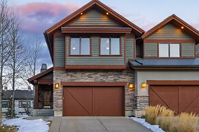 Blue Skies Lakeside Family-friendly Getaway w Hot Tub BBQ