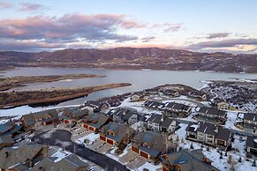 Blue Skies Lakeside Family-friendly Getaway w Hot Tub BBQ