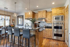 Blue Skies Lakeside Family-friendly Getaway w Hot Tub BBQ