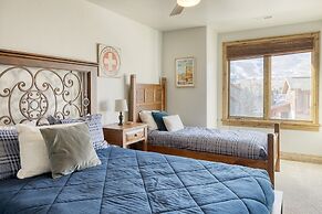 Blue Skies Lakeside Family-friendly Getaway w Hot Tub BBQ