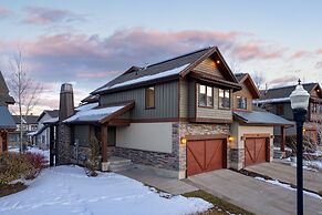 Blue Skies Lakeside Family-friendly Getaway w Hot Tub BBQ