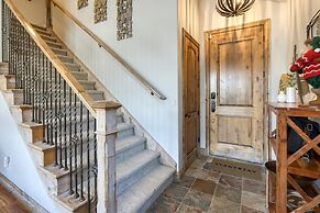 Blue Skies Lakeside Family-friendly Getaway w Hot Tub BBQ