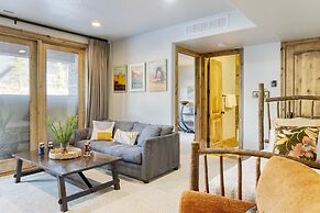 Blue Skies Lakeside Family-friendly Getaway w Hot Tub BBQ