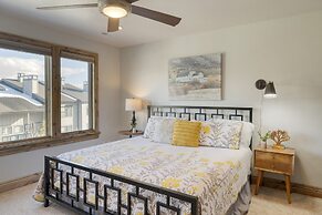 Blue Skies Lakeside Family-friendly Getaway w Hot Tub BBQ