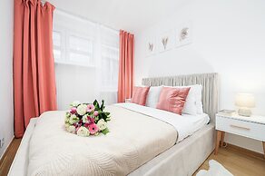 Lumina opposite the Palace of Culture