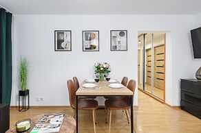 Lumina opposite the Palace of Culture