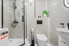 Lumina opposite the Palace of Culture