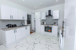 Cozy House In Medway-sleeps10-garden-freeparking