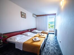 Hotel Issa