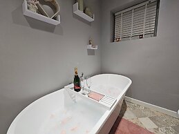 Seaside Escape at Ty Bugail - Holyhead