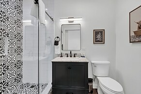 Evergreen Escape W/hot-tub 5 Min to Downtown!