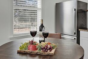 Evergreen Escape W/hot-tub 5 Min to Downtown!