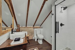 Rocking Ox Gasthaus and Barn Cabin