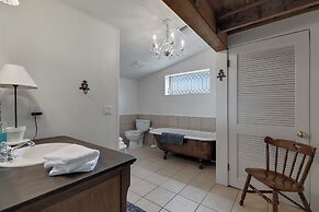 Rocking Ox Gasthaus and Barn Cabin