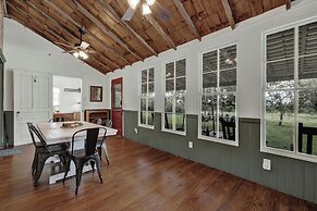 Rocking Ox Gasthaus and Barn Cabin