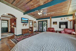 Sonora Casita Hot-tub + Nandina Cottage Hot-tub