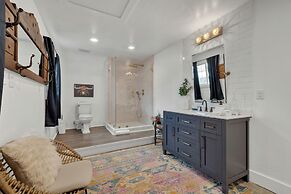 Poplar Place - Q With Hot tub and Firepit - 5 min to Main