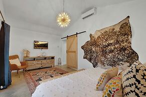 Poplar Place - Q With Hot tub and Firepit - 5 min to Main