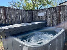 Poplar Place - Q With Hot tub and Firepit - 5 min to Main