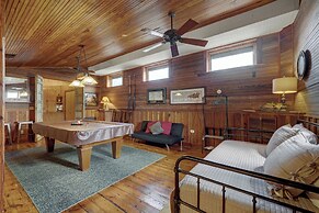 The Willows Retreat - Sleeps 17, Hot-tubs, Close to Main Street!