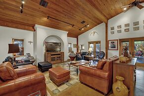 The Willows Retreat - Sleeps 17, Hot-tubs, Close to Main Street!