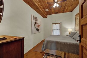 The Willows Retreat - Sleeps 17, Hot-tubs, Close to Main Street!