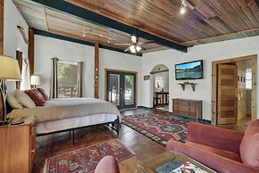 The Willows Retreat - Sleeps 17, Hot-tubs, Close to Main Street!